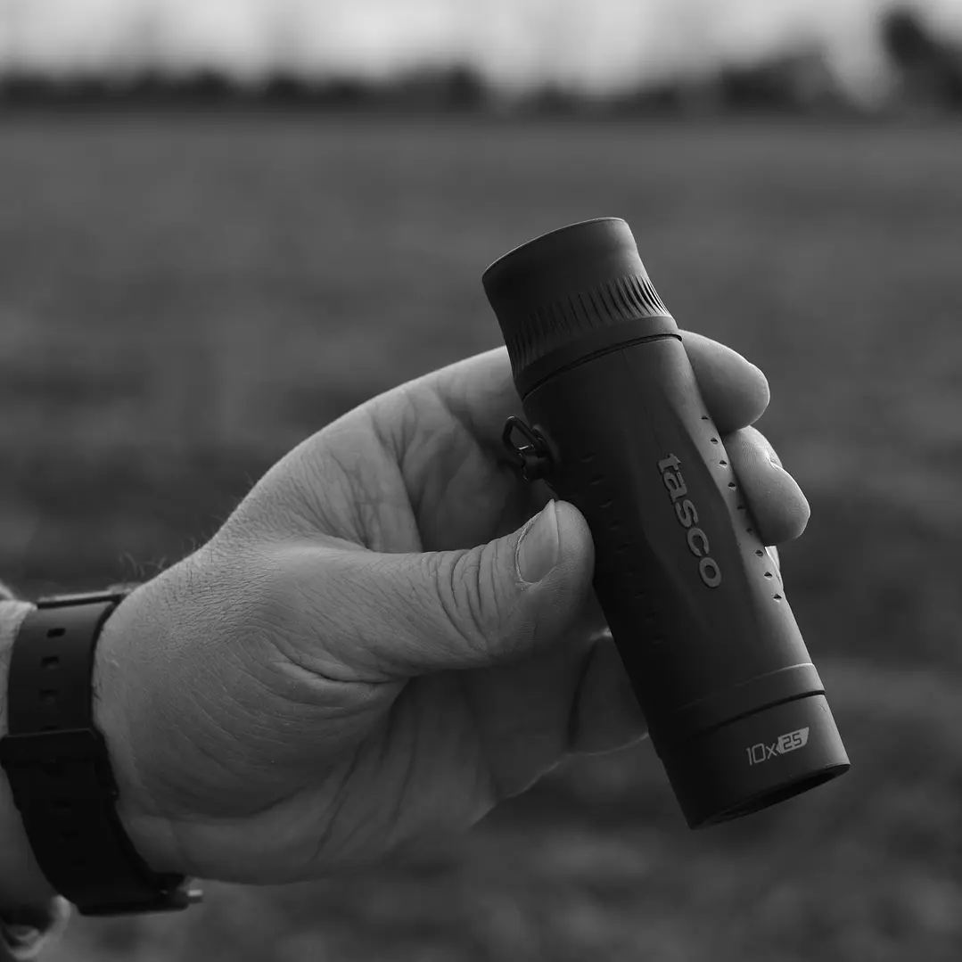 MONOCULAR TASCO ESSENTIALS 10X25MM ROOF NEGRO