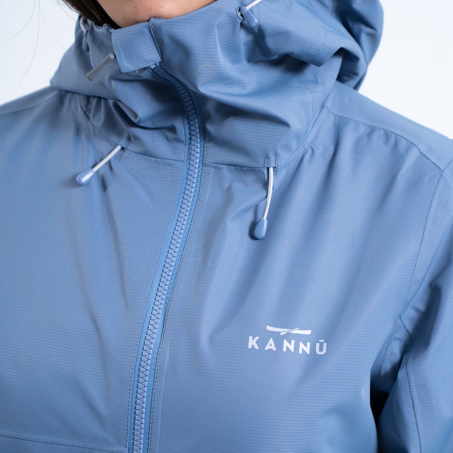 PARKA IMPERMEABLE KANNU AYSEN MUJER CELESTE CLARO